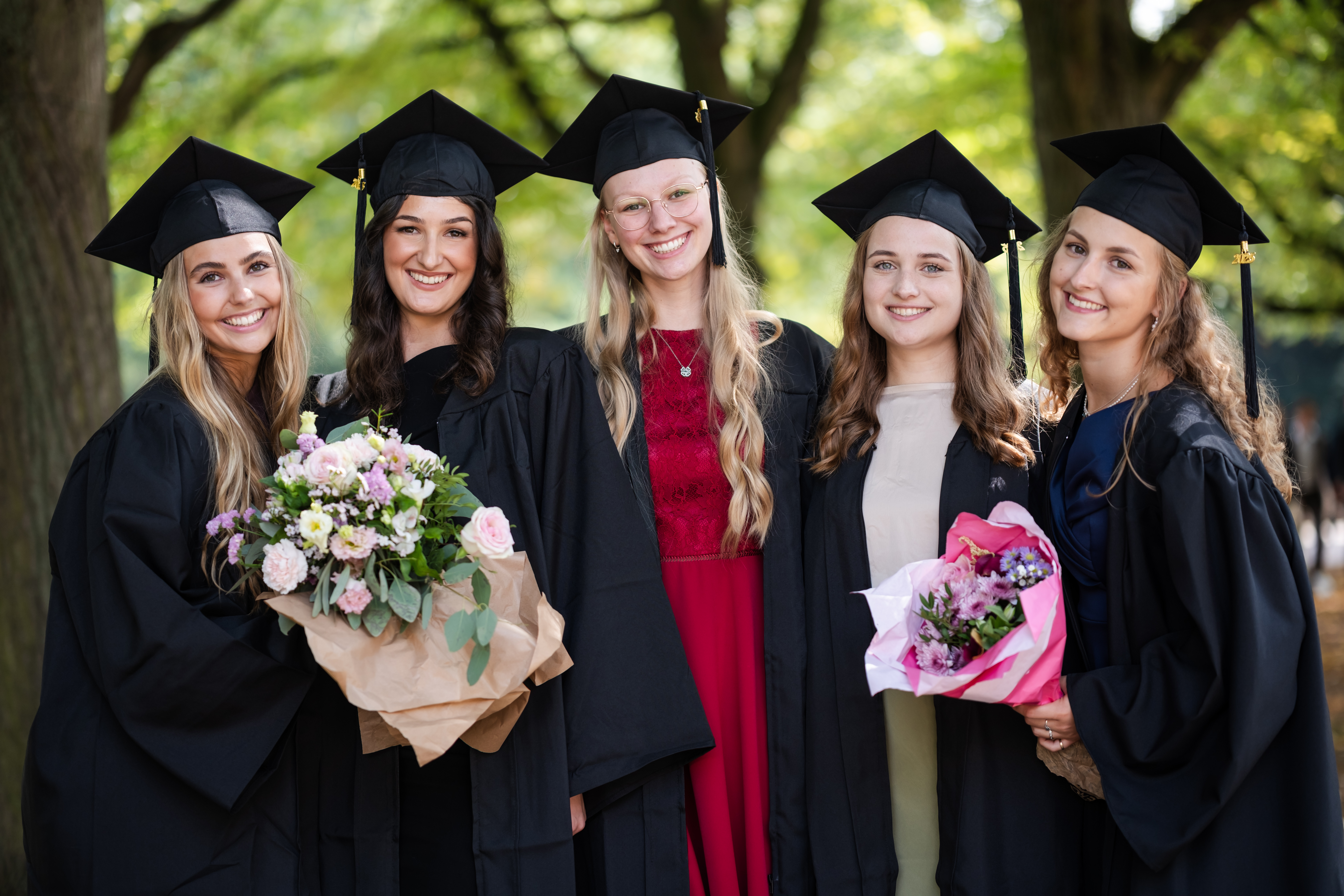 Gruppenbild Absolventinnen Bachelorstudiengänge Leibniz FH