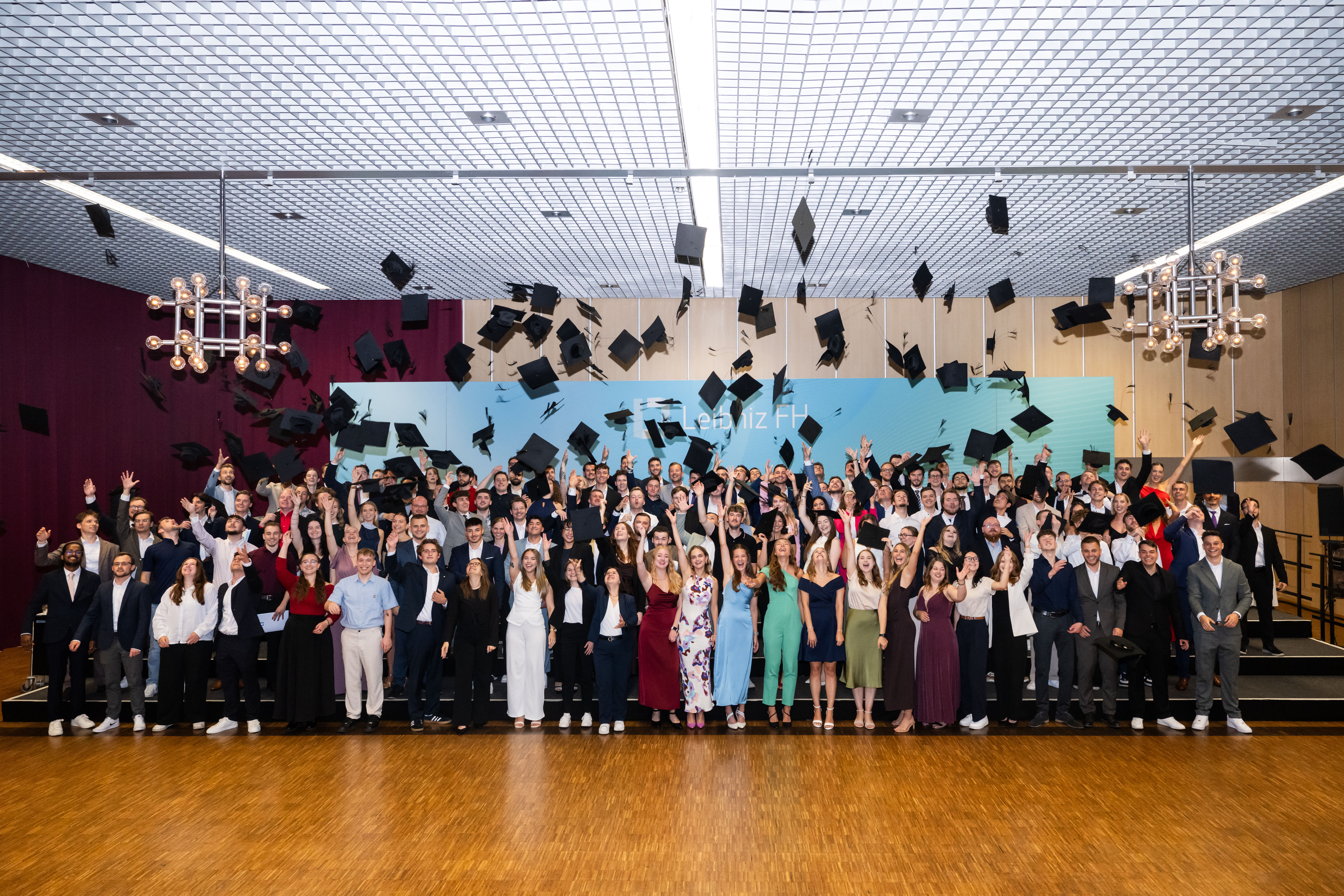 Gruppenfoto Zeugnisvergabe Bachelor Leibniz Fachhochschule